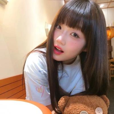 九顶假发的女孩